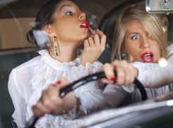 В Волгограде две автоледи не поделили дорогу: пострадал пассажир