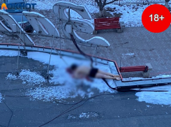 Труп мужчины пол дня лежит на крыше в Волжском (18+)