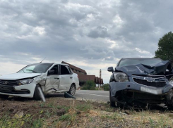 3 ребенка и 2 подростка пострадали в страшной аварии на трассе в Волгоградской области