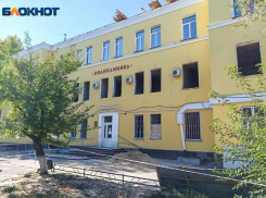  В Волжском после падения с крыши поликлиники за жизнь рабочего борются медики