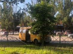 Маршрутка с пассажирами врезалась в дерево в Волжском: видео