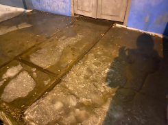 «Льется вода из мусоропровода»: улицу затопило в Волжском