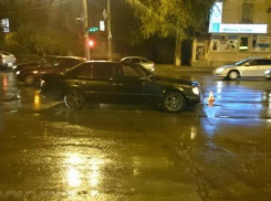 Неопытный водитель на Mercedes переехал женщину в центре Волгограда