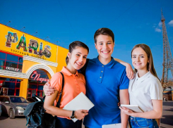 От скрепки до формы: собираемся к школе на Французском бульваре