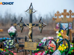 Мужчину обокрали на кладбище в Волжском