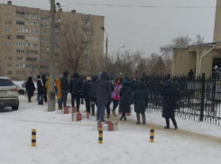 Огромная очередь из желающих сдать тест на COVID-19 выстроилась в Волжском