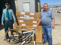Таможенники подарили волжским детям конфискованные велосипеды