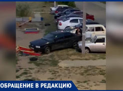 Автомобиль заехал на детскую площадку под Волжским: видео