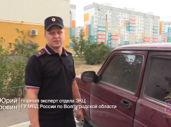Горящую машину с 7-летними детьми потушил полицейский в Волжском