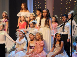 Юным волжанам вручили серебряные медали за творчество