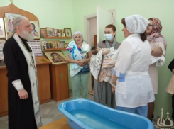 В Волжском состоялось крещение подопечных Дома ребенка