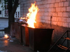 Пожарные тушили мусорный контейнер в Волжском