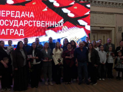 «Их мужество останется в веках»: в Волжском родственникам погибших героев СВО вручили ордена и медали