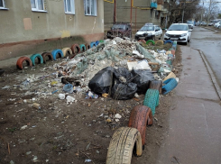 Обломки после взрыва в Волжском бросили в полисаднике у дома