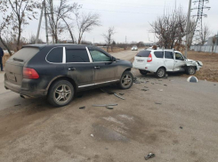 «Приорой» разбил Porsche: волжанин за рулем Lada получил травмы