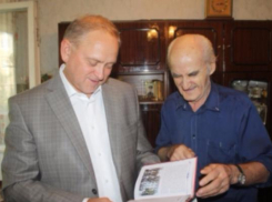 Ветераны из Волжского получили плазменные телевизоры от Собянина