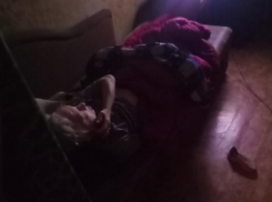 «Полгода без душа и помощи»: в Волжском одинокая женщина ползает по комнате, чтобы выжить