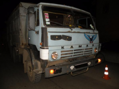 В Волжском КамАЗ сбил мужчину 