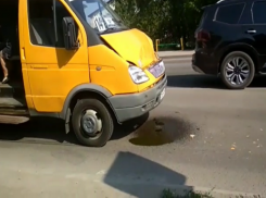 Подросток ударился головой: утренняя авария в Волжском попала на видео