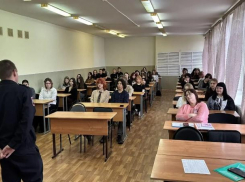 Волжским студентам объяснили тонкости дорожных правил и юридической ответственности