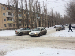 Февральские снегопады в Волжском: скользкие улицы, иномарки целуются