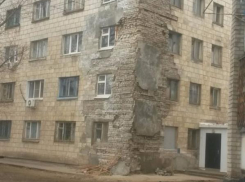 В Волжском в молодую пару чуть ли не попал кирпич от разваливающейся стены