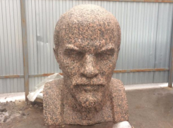 Бюст Ленина вынесли во двор на время реставрации зала на заводе Волжского