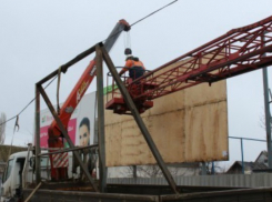 В Волжском демонтируют еще 33 незаконных рекламных конструкции