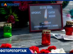 В Волжском в день траура, 24 марта, десятки жителей приходят к стихийному мемориалу жертвам теракта в Красногорске