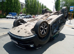 Авария-перевертыш на перекрестке в Волжском попала на видео