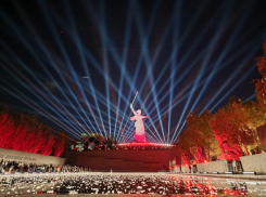 Волгоград озарился «Светом Победы», собрав четверть миллиона завороженных зрителей