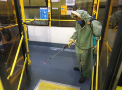 Поручни, окна, сидения и пол: в Волжском обрабатывают общественный транспорт