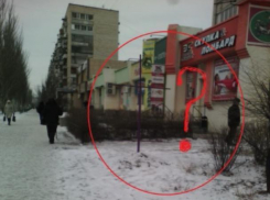 Волжане пожаловались на могилку с крестом в центре города