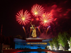 Праздничный фейерверк прогремел в небе над Мамаевым Курганом