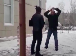 Орущий мужчина под наркотиками изгонял из себя демонов в Волжском