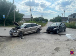 В Волжском оба водителя были доставлены в больницу в результате столкновения на перекрестке