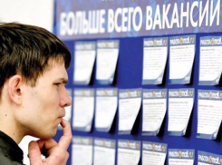 Временную работу на лето смогли получить меньше четырехсот подростков из Волжского