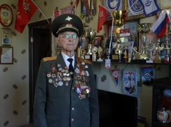 Ветеран Великой Отечественной войны Александр Медков отпраздновал 99-летие, сохраняя бодрость и силу молодого спортсмена