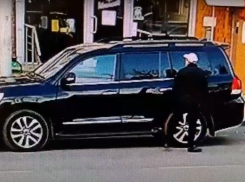 В Волгограде мужчина разбивал окна и забирал ценности из авто: видео