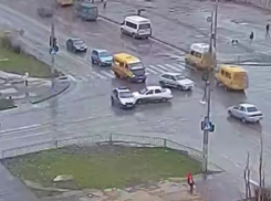 «Десятка» въехала в полицейскую машину в Волжском