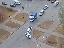 Аварийный челлендж устроили волжане на перекрестке