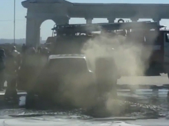 ﻿Очевидцы сняли на видео, как в Волжском горит Porsche Cayenne, стоимостью в шесть миллионов