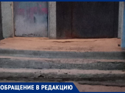 Падают дети и старики: жители Волжского не могут добиться ремонта аварийного крыльца