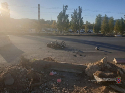 ДТП с бордюром в Волжском: водитель мопеда госпитализирован в больницу