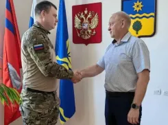 Волжский участник СВО вручил благодарственное письмо Игорю Воронину