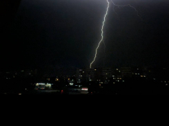 Утро с водой и без разрушений: Волжский за ночь привели в порядок после жуткого урагана