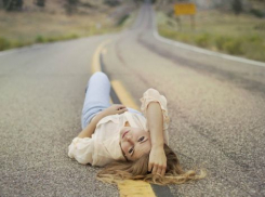 В Волжском сбили девушку на несуществующем переходе