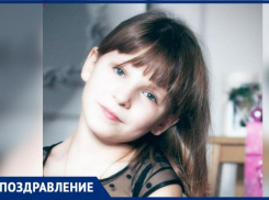 Красотку Василису поздравляют с 14-летием близкие 