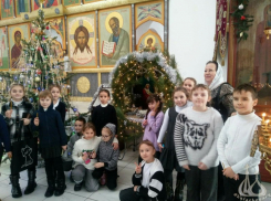 Первоклашек встретили в соборном храме Волжского