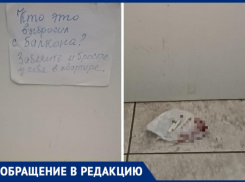 «Заберите и бросьте у себя в квартире»: жительница Волжского приносит в подъезд мусор с улицы